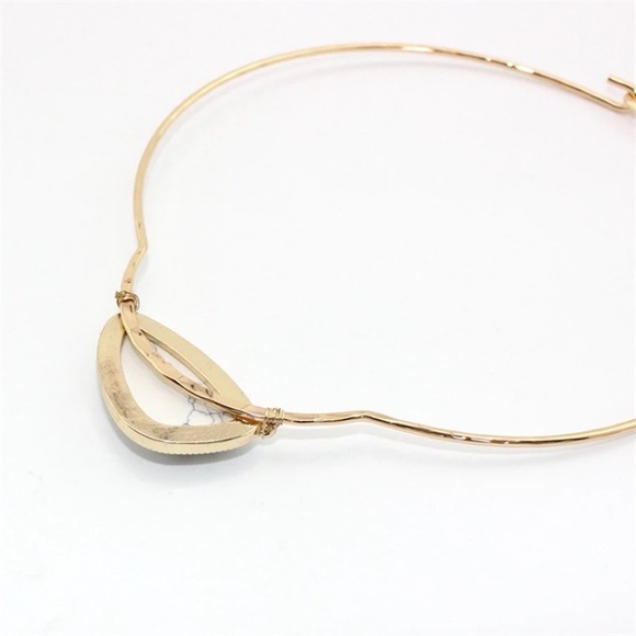 Marbled stone on gold wire necklace collar bone - Picture 2 of 2
